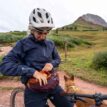 En kund använder Osprey Savu 2 cykelväska (unisex)