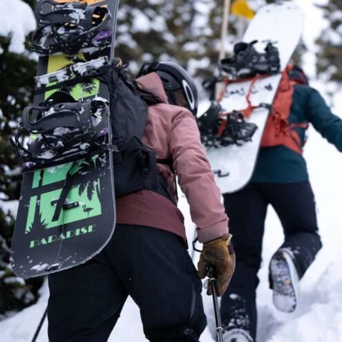 två modeller med Osprey Soelden 32 skidryggsäck (unisex) på sig