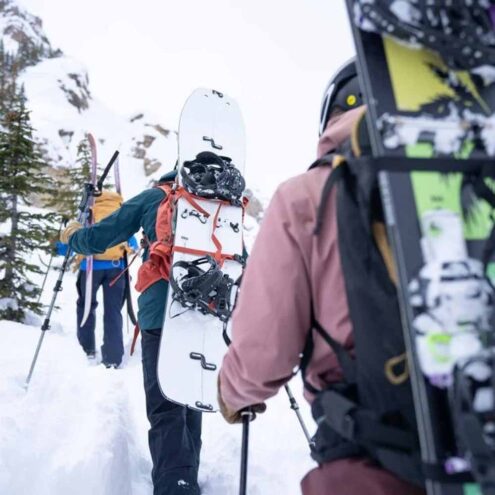 personer som har fäst en snowboard på Osprey Sopris 30 skidryggsäck (dam)