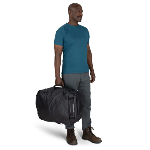 en manlig modell bär en Osprey Transporter Duffel 65L (unisex)