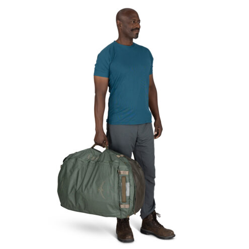 en manlig modell håller Osprey Transporter Duffel 95L (unisex)