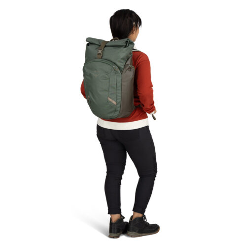 Osprey Transporter Roll Top 30L ryggsäck (unisex)på en modell