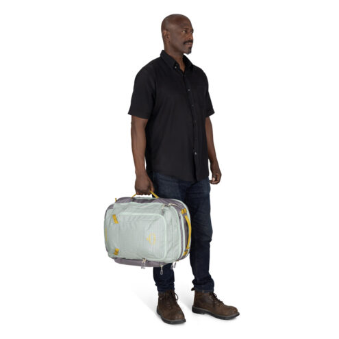 en modell bär Osprey Transporter Travel Pack 36L reseryggsäck (unisex) som en väska