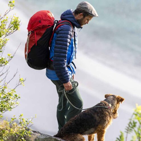 en man vandrar med en Bergans Helium V5 55L ryggsäck (herr) på ryggen