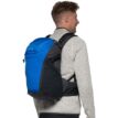 en modell bär en blå Bergans Rabot Daypack 34L dagsryggsäck (unisex)