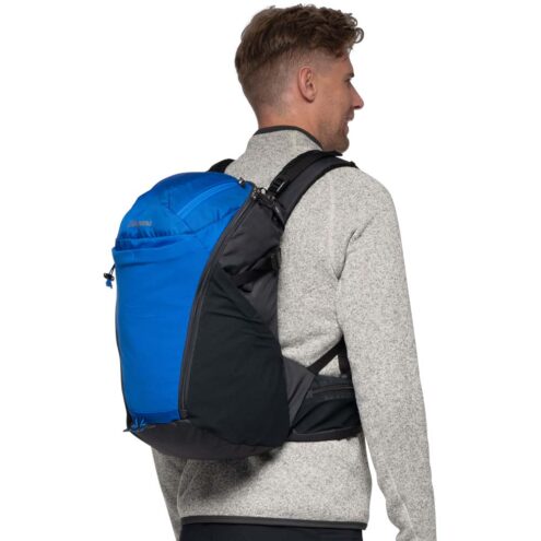 en modell bär en blå Bergans Rabot Daypack 34L dagsryggsäck (unisex)