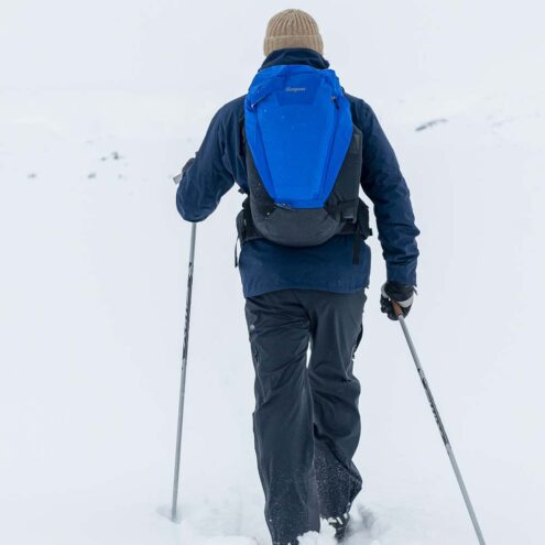 Bergans Rabot Daypack 34L dagsryggsäck (unisex)på en modell som åker skidor