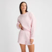 en modell har ett par rosa Röhnisch Soft Sweatshorts shorts (dam)