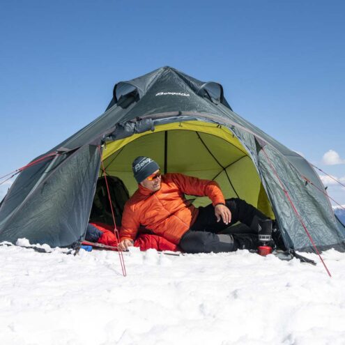 en modell använder Bergans Wiglo LT v.2 kupoltält för 4 personer ute i snön